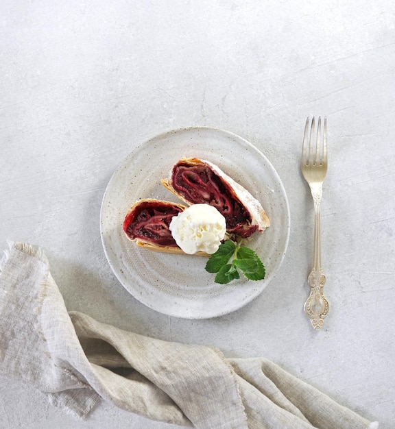 Kolacja przy świecach: talerz z aromatycznym daniem